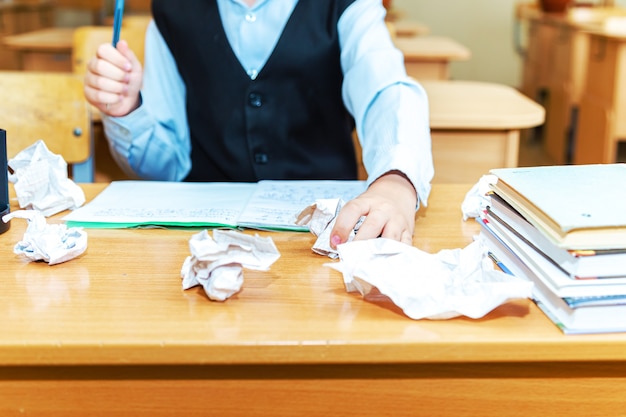 Mano di scolaro sul tavolo. Avvicinamento. Studente di scuola primaria. Di nuovo a scuola.