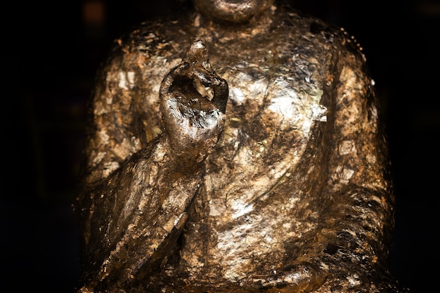 mano di scultura Buddismo con carta d&#39;oro per pregare la cultura della tradizione