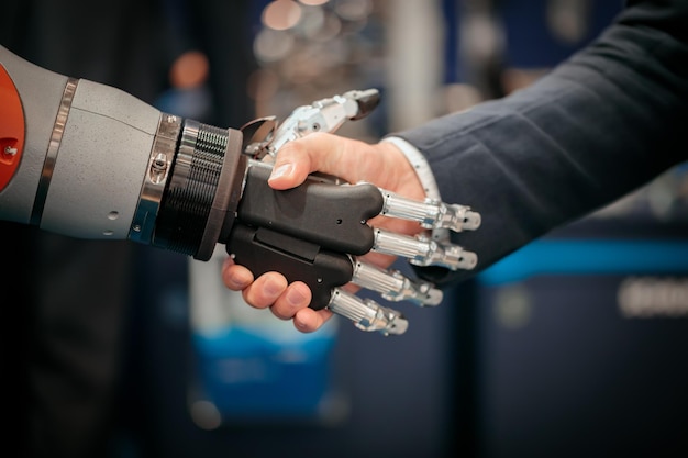 Mano di un uomo d'affari che stringe la mano a un robot Android