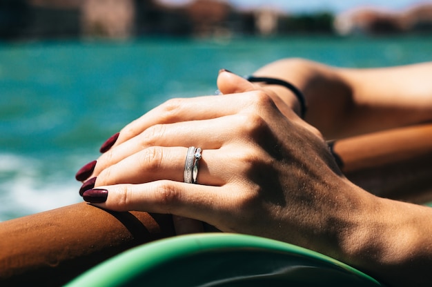 Mano di una ragazza con un anello di nozze.