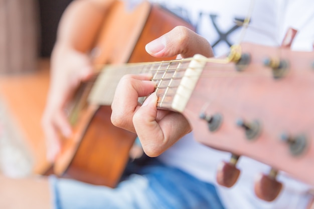 mano di uomo che suona la chitarra.