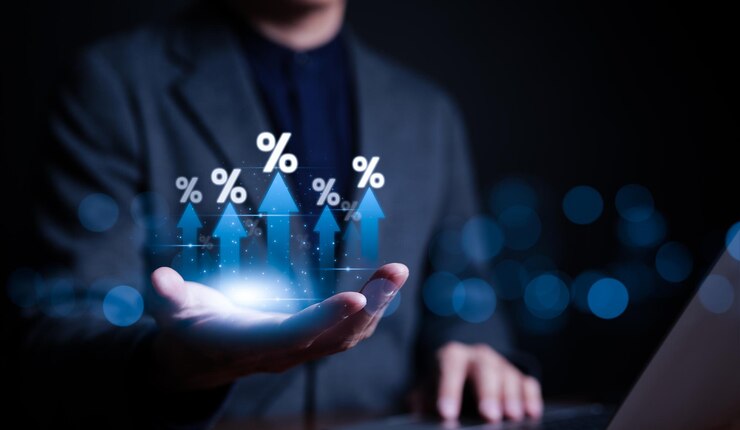 Foto mano di uomo d'affari con freccia crescente e icona percentuale concetto di tasso di interesse e dividendi concetto di finanza e denaro aziendale crescita degli investimenti rendimento delle azioni e dei fondi comuni di investimento rentabilità