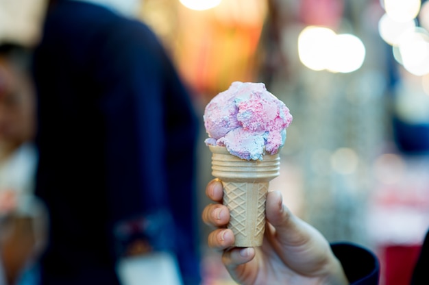 Mano e gelato alla vaniglia, delizioso dessert Utile concetto di cibo con spazio di copia