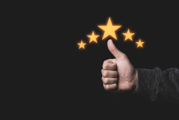 Foto mano e pollice si alzano con cinque stelle gialle su sfondo nero, migliore soddisfazione del cliente e valutazione per prodotti e servizi di buona qualità.