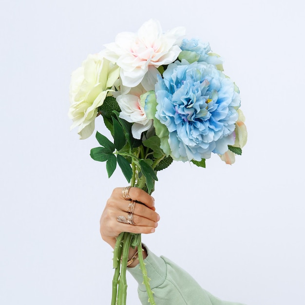Mano femminile bouquet di fiori primaverili Concetto di arredamento di moda minimalista