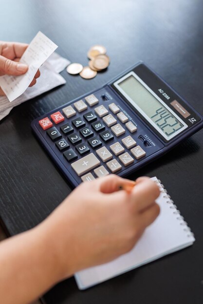 Mano femminile Calcola moneta con blocco note Concetto finanziario Concetto di contabilità