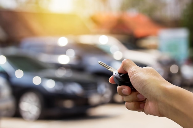 Mano femminile che tiene una chiave dell'auto