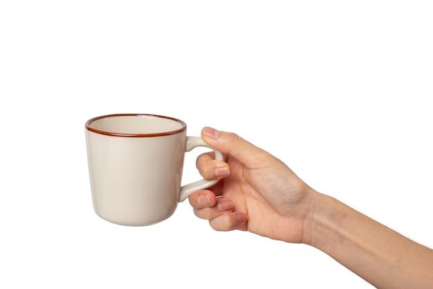 Mano femminile che tiene una tazza di caffè isolata su bianco