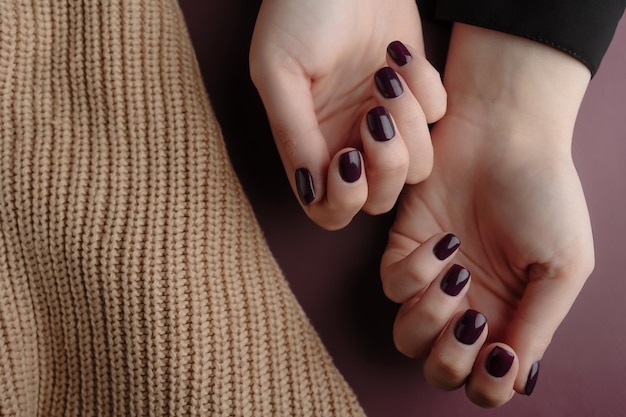 Mano femminile con bella manicure Salone per unghie di bellezza Unghie sane