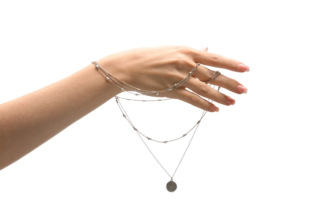 Mano femminile con collana elegante su sfondo bianco