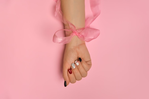 Mano femminile con unghie manicure creative