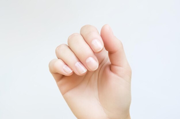 mano femminile con unghie naturali e sane