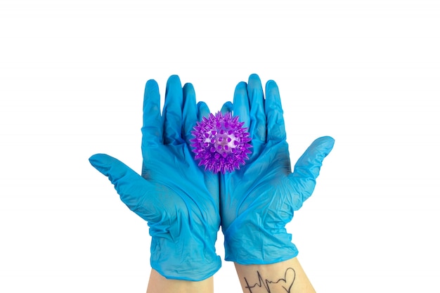 mano in guanti sterili in possesso di un modello molecolare di virus di COVID-19