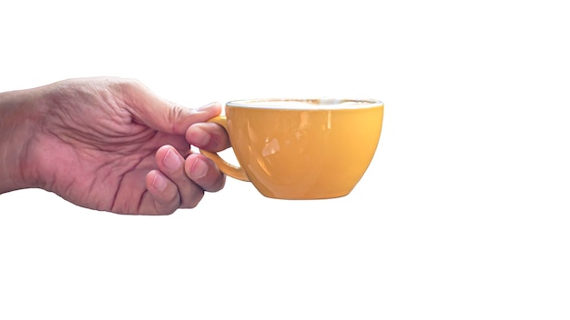 Mano isolata del primo piano che tiene la tazza gialla su fondo nero. tenere in mano una semplice tazza gialla. Perfetto sia per il tè che per il caffè.