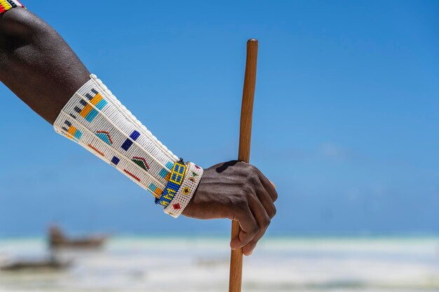 Mano masai tribale con un braccialetto colorato primo piano Zanzibar Tanzania Africa