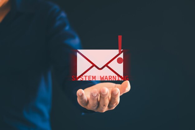 Mano maschile che mostra l'icona di una e-mail pericolosa e-mail spam di Internet hacker