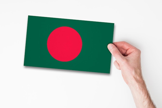 Mano maschile che tiene bandiera del Bangladesh