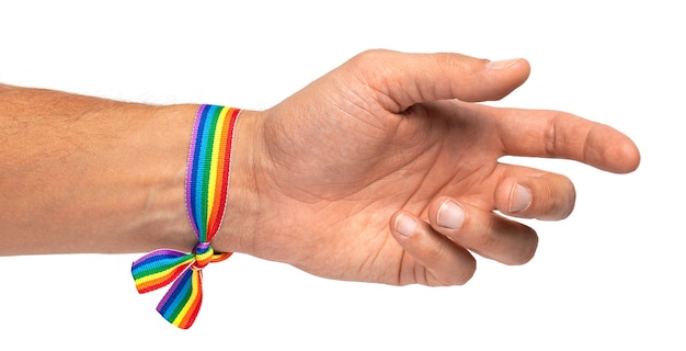 Mano maschile con bracciale arcobaleno LGBT