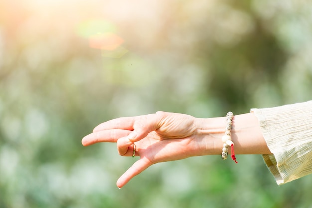 Mano nella posizione yoga in natura