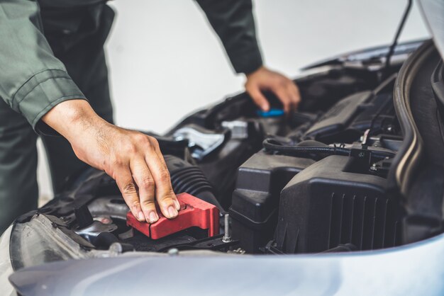 Mano professionale del meccanico che fornisce il servizio di riparazione e manutenzione dell'automobile