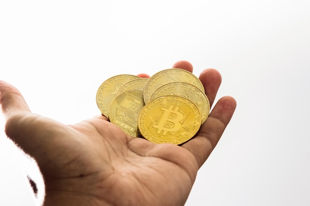 Mano ritagliata che tiene bitcoin su sfondo bianco