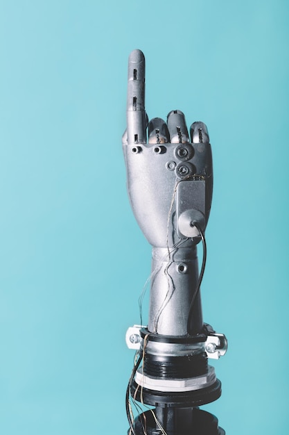 Mano robotica in stile futuro retrò che punta il dito