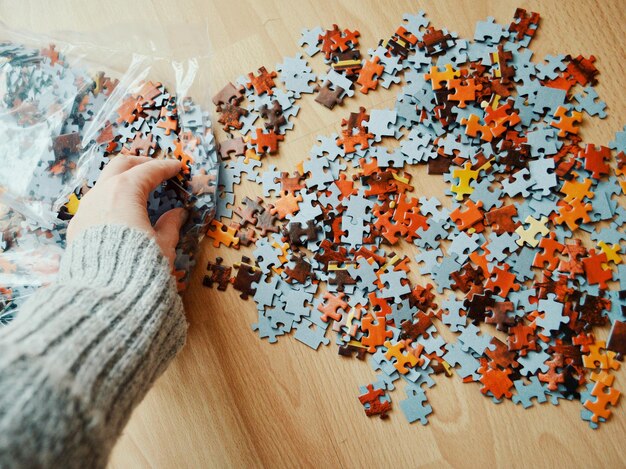 Mano tagliata che gioca con un puzzle