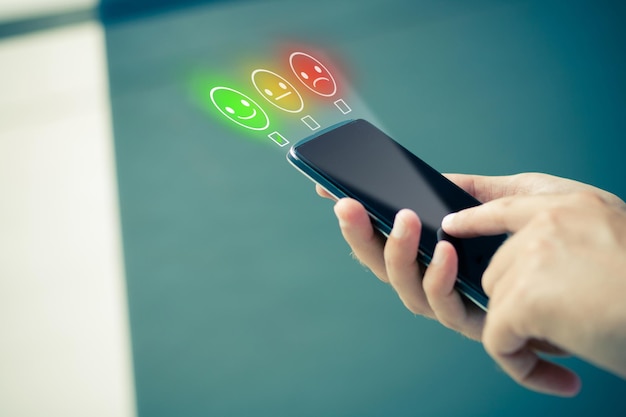 Mano tagliata con un telefono cellulare
