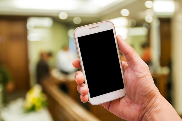 Mano tagliata con un telefono cellulare