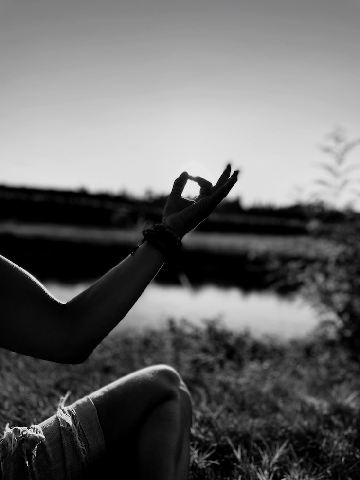Foto mano tagliata di donna con le braccia alzate contro il cielo