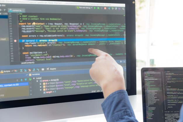 Mano tagliata di programmatori di computer che fanno brainstorming in ufficio