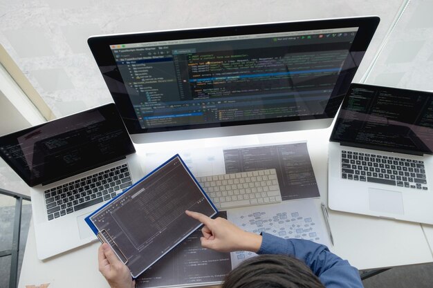 Mano tagliata di programmatori di computer che fanno brainstorming in ufficio