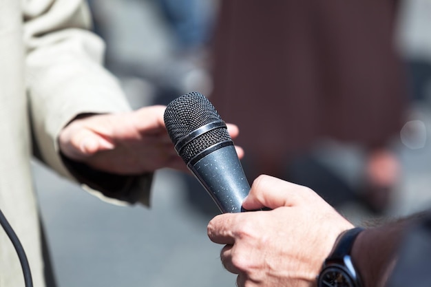 Mano tagliata di un giornalista che intervista un uomo d'affari