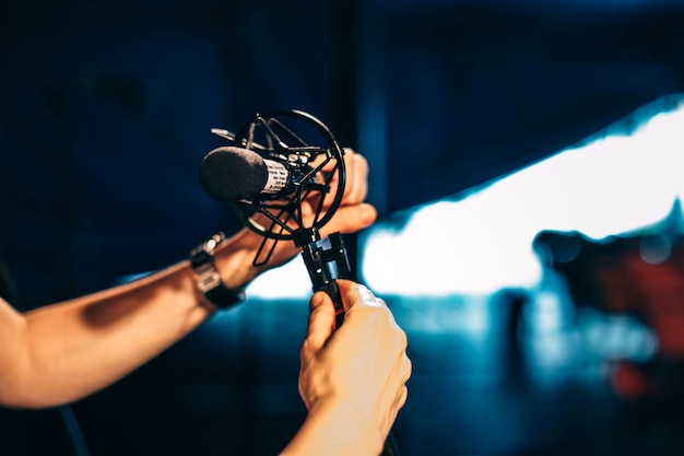 Mano tagliata di un musicista che tiene il microfono