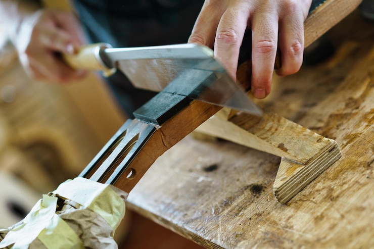 Foto mano tagliata di un uomo che lavora sul legno