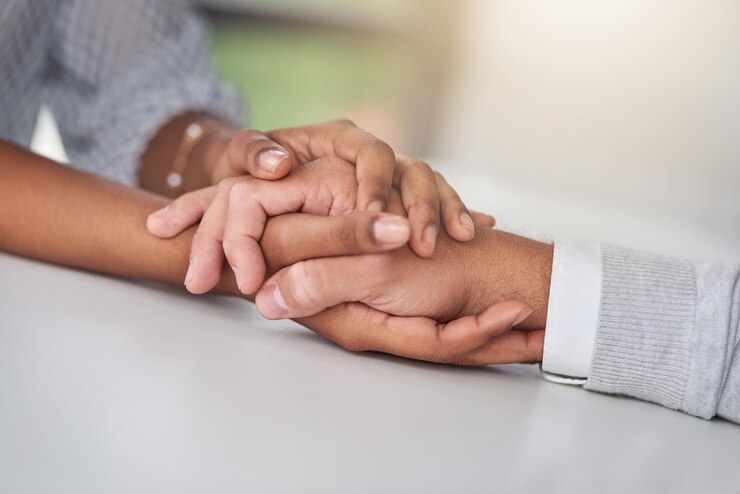Foto mano tagliata di un uomo che si tiene per mano