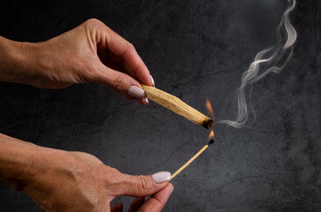 Mano tagliata di un uomo che tiene una sigaretta