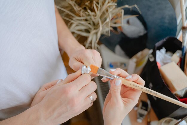 Mano tagliata di una donna che tiene una siringa