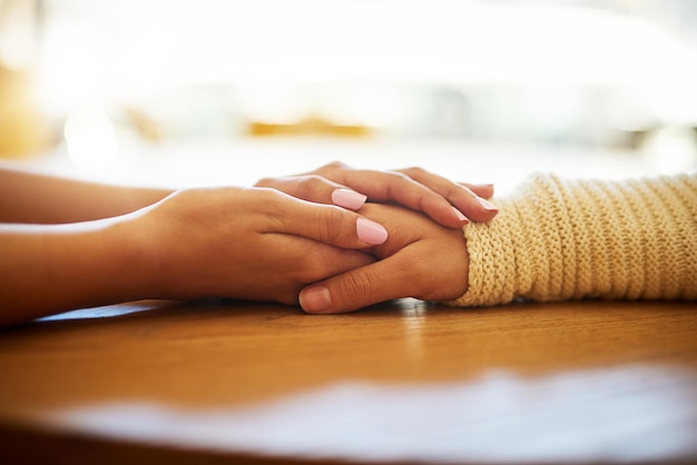 Mano tagliata di una donna con un bambino