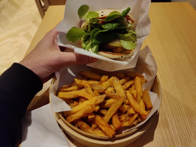 Mano tagliata di una persona che mangia cibo