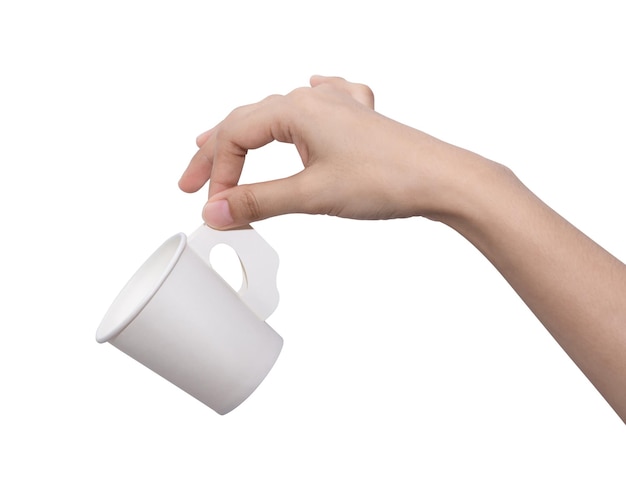 Mano tagliata di una persona che tiene una tazza di carta su uno sfondo bianco