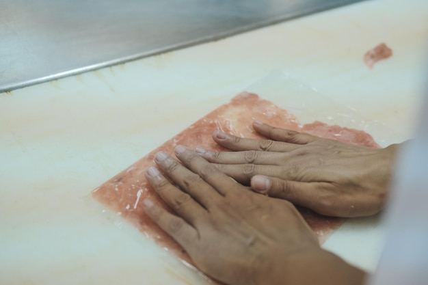 Mano tagliata per preparare il cibo