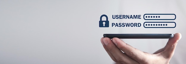 Mano umana che mostra nome utente e password con lucchetto