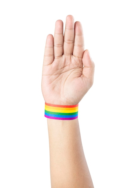 Mano umana con braccialetto LGBT bandiera arcobaleno isolato su sfondo bianco