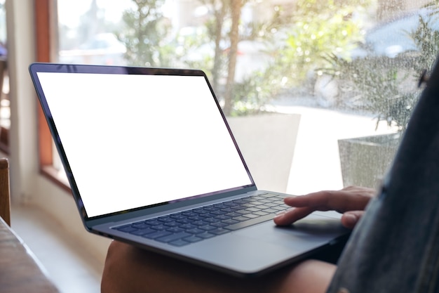 mano usando e toccando il touchpad del laptop mentre si è seduti al chiuso