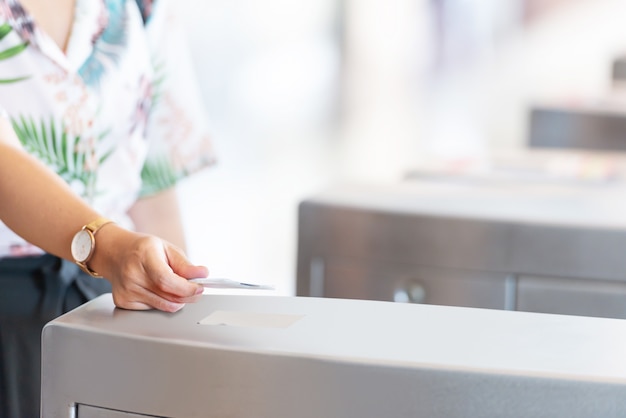 Mano usando la chiave elettronica per accedere al tornello