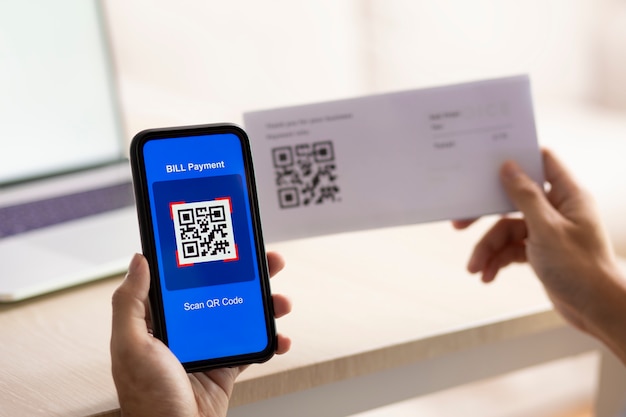 Mano usando uno smartphone per scansionare un codice QR