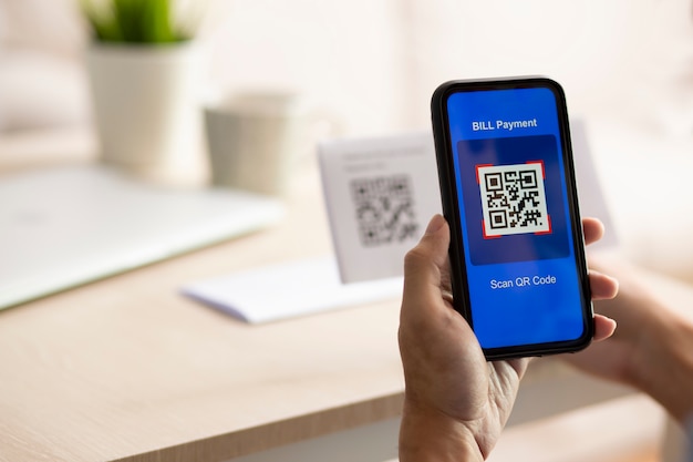 Mano usando uno smartphone per scansionare un codice QR