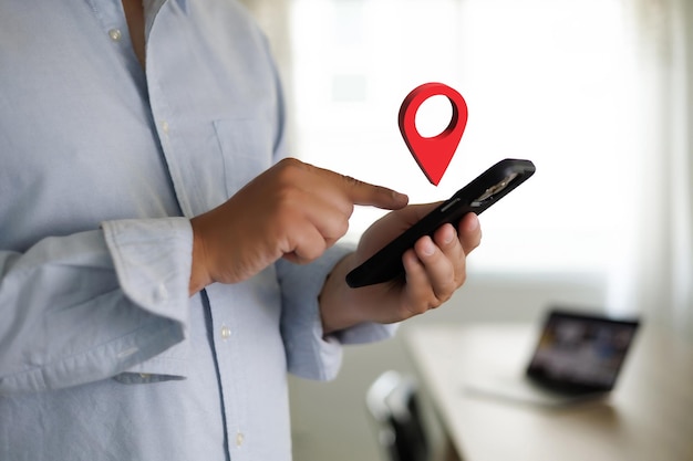 Mano usando uno smartphone Tenendo la mappa GPS verso il percorso Connessione alla rete di destinazione Posizione Mappa stradale con icone GPS Navigazione