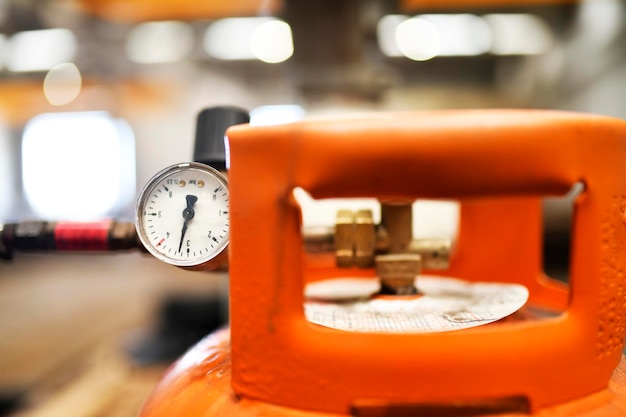 Manometro di regolazione della pressione su bombola di gas propano per saldatura o taglio a fiamma Gas da taglio Industria
